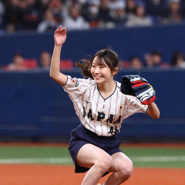 侍ジャパン強化試合で始球式を務める乃木坂46・黒見明香＝2025年3月