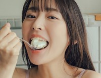高崎かなみ（撮影：東京祐　ヘアメイク：花房みなみ　スタイリング：毛塚由恵）