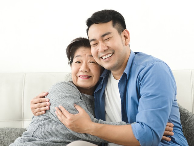 夫がいつも義母に意見を聞いたり旅行に連れていくのはなぜ？　※画像はイメージです（nuiiko/stock.adobe.com）