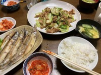 お寺の寮生たちが集まって豪華な食事に。 ※unlightenmentさん提供