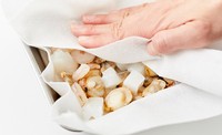 水を切り、水分をしっかり拭き取る（出典：ニチレイフーズ「食」ライフハックメディア「ほほえみごはん」）