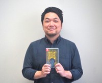 よろず～ニュースの取材に応じた、墓場文庫のハフハフ・おでーん氏（撮影・藤丸紘生）