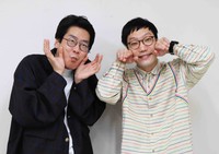 サンシャイン水族館からのコントライブにちなみ、魚のマネをする男性ブランコ・浦井のりひろ（左）と平井まさあき