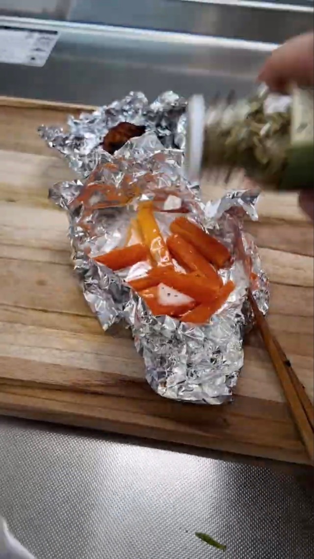 小さな仕切りに合わせておかずを準備／鬼瓦オタカさん（@onigawara.otaka）提供