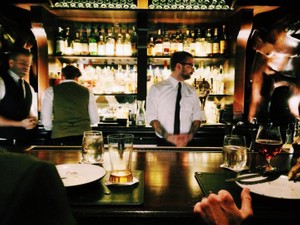 「飲みに行く女は軽い」なぜ男だと飲みに行くのが許されて、女だとそう言われるのか