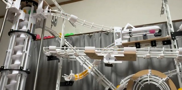 ボールが複雑なレールを滑走し、装置全体が精巧に動く様子／SANさん（@SanKun_Medal）提供