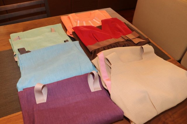 洋服の型紙と生地を使い上品で華やかなデザインを実現した「ＧＩＶＥＲＮＹ」のエプロン