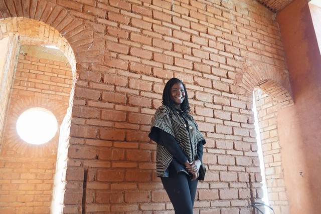 ジンガ・ンブップさんが設計した建設中の「土の家」。地元のラテライトにセメントを混ぜて圧縮、日干してつくる土れんがを使っている＝2023年12月22日、セネガル西部ガパル、荒ちひろ撮影