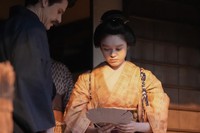 家の入り口に投げ込まれた「ラシャメン」と書かれた「おトキうちわ」を見つめるトキ（髙石あかり）とヘブン（トミー・バストウ）　(C)NHK
