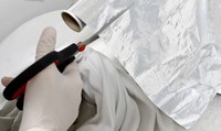 アルミホイルが研ぎ器の役割を果たし、ハサミの切れ味が復活する※画像はイメージです（emiphoto111/stock.adobe.com）