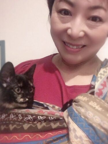 抱っこされてうれしそうなレオ（辻さん提供）