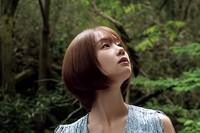 あらた唯「週刊SPA!」（扶桑社）2025年７月８・15日合併号より＝撮影：佐藤裕之 ヘアメイク：mahiro スタイリング：田中陽子