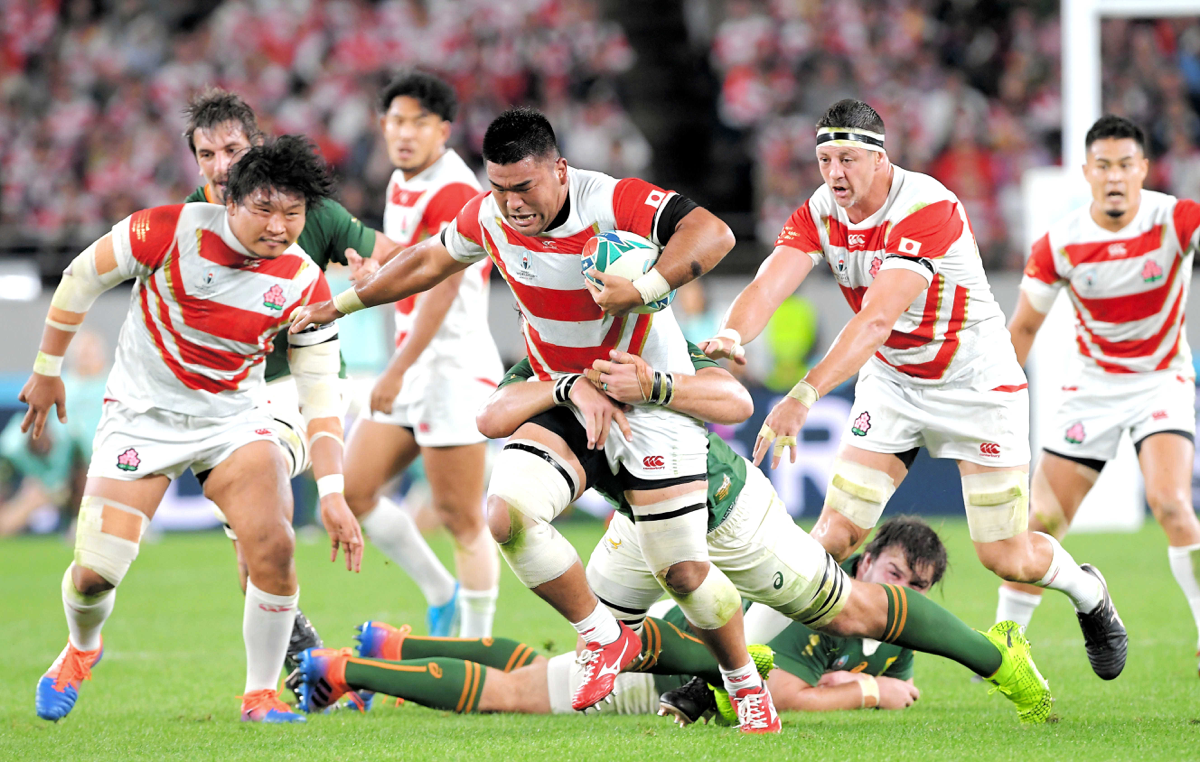 ラグビーＷ杯準々決勝日本対南アフリカ・タックルを受けながら攻め込む具智元（中央）。左は稲垣。右から田村、トンプソン＝味の素スタジアム（2019年10月20日）