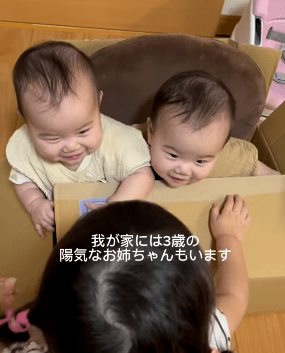 ダンボール箱で遊ぶ双子ちゃんと3歳のお姉ちゃん（提供：@muu._3sistersさん）

