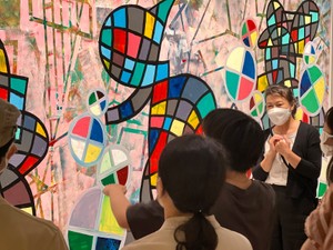 インクルーシブな輪を生む美術館の取り組み　作品を通じ聴者とろう者をつなぐ手話通訳士