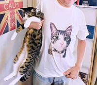 2025年11月、妻から夫へトラヴィスくんのTシャツをプレゼント（画像提供：にくきゅうさん）