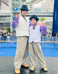 息ぴったりのロックダンス！このふたり、実は……？（提供：＠dai69dai69さん）
