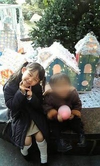 弟さんとのツーショット②。ここでも頬に人差し指を添えたポーズを披露／ことさん（@_koto.8）提供