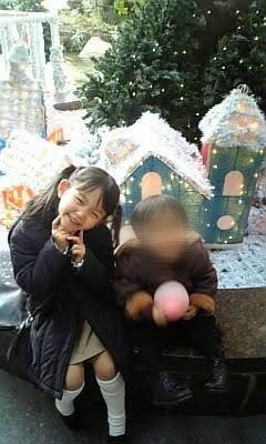 弟さんとのツーショット②。ここでも頬に人差し指を添えたポーズを披露／ことさん（@_koto.8）提供