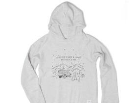 街で着られてシェルター建設を応援できる　チャリティーアイテムを期間限定で発売