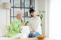 将来の介護について話す母娘※画像はイメージです（pain au chocolat/stock.adobe.com）