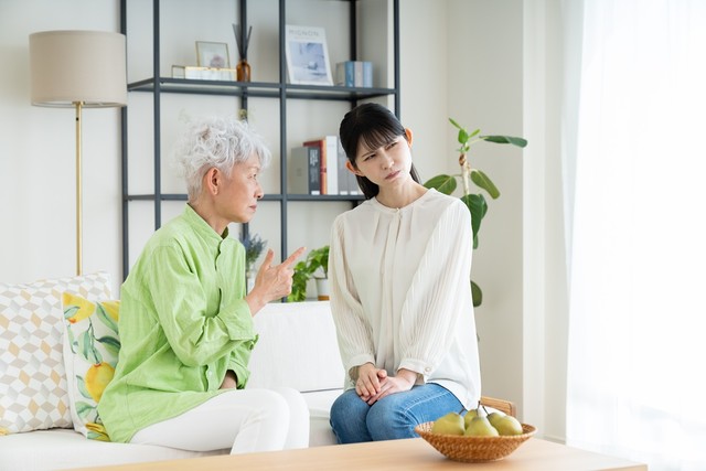 将来の介護について話す母娘※画像はイメージです（pain au chocolat/stock.adobe.com）