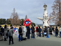 中央口入ってすぐ、太陽の塔の前に設置