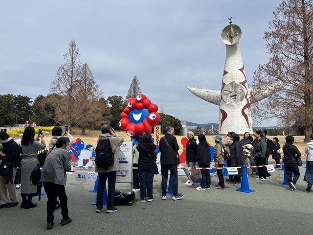 中央口入ってすぐ、太陽の塔の前に設置
