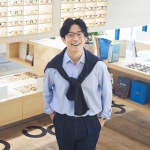 “老眼鏡”なんてない。すべては“レンズ”の話です。JINSで大人の初めてのメガネ選び