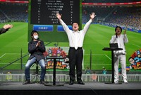 リアルイベント「ウイコレ FAN TOURNAMENT」で連覇を達成し、両手を挙げて喜ぶ山崎弘也（中央）