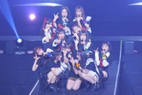 アンコールの「Magic of Love」で「We are Juice=Juice」とポーズを決めるメンバー＝日本武道館