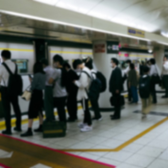 行列に並んでいると急に割り込み…これって罪になる？　※画像はイメージです（photoB/photoAC）