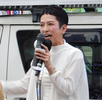 演説する蓮舫氏＝東京・自由が丘駅前