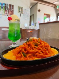 これぞ喫茶店！ドロッとしたこってり鉄板イタリアンとメロンソーダ（提供：『喫茶ミントの壁』さん）