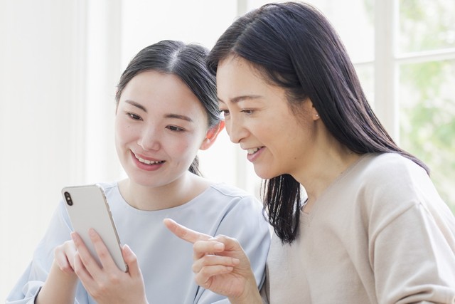 若者の仕事を選ぶ際の相談は「母親中心」　※画像はイメージです（polkadot/stock.adobe.com）