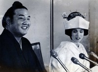 若嶋津関との挙式を終え、会見する高田みづえさん（1985年）