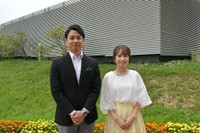 ABCテレビ「news おかえり」の新お天気リポーターに就任した堀部真子さん。左は番組MCの横山太一アナウンサーⓒABCテレビ