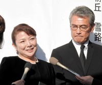 津川雅彦さん、朝丘雪路さんの合同お別れ会に出席した原日出子（左）、渡辺裕之さん＝2018年