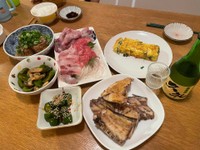 刺身を買って帰ると、食卓にはさらに3品が追加されていた。夫の“止まらない料理熱”が感じられる光景／sayaさん（@saya_kaeao）提供