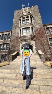 延世大学語学堂6級を卒業した時のしゃふさん。韓服を着て記念撮影（しゃふさんXより）