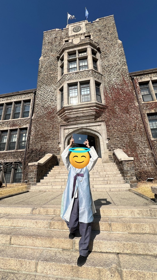 延世大学語学堂6級を卒業した時のしゃふさん。韓服を着て記念撮影（しゃふさんXより）