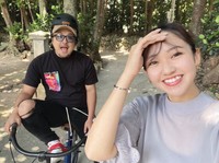 沖縄ミスコン界の3冠女王（右）と、離島生まれのミーハーボーイの新婚さん＝「新婚さんいらっしゃい！」8月17日放送回よりⓒABCテレビ