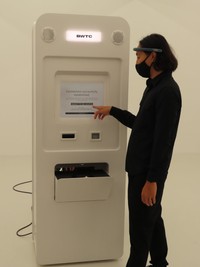 Konelプロジェクトデザイナーの出村光世氏　自動買取機で脳波を買い取る流れを説明