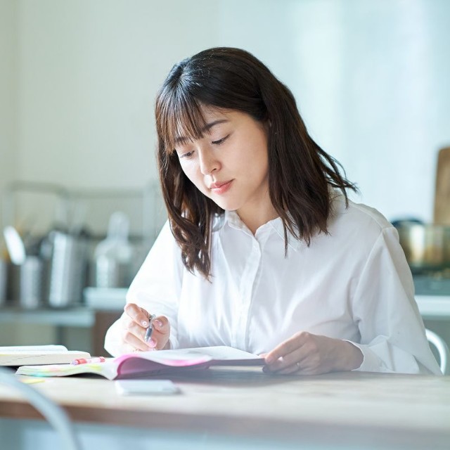 住宅の費用について考える女性※画像はイメージです（maru54/stock.adobe.com）