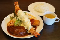 ハンバーグやカニクリームコロッケに特大エビフライが付くバンビの定食