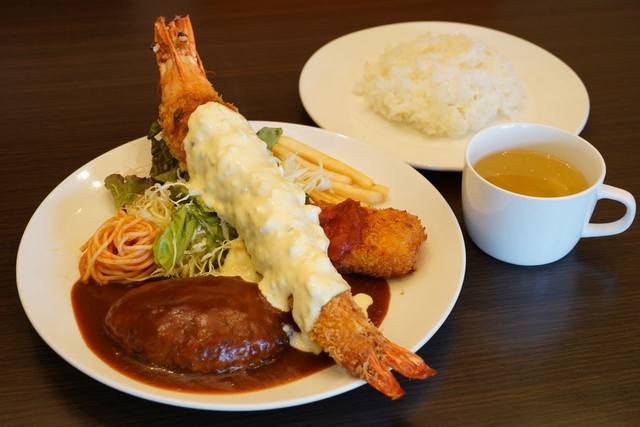 ハンバーグやカニクリームコロッケに特大エビフライが付くバンビの定食