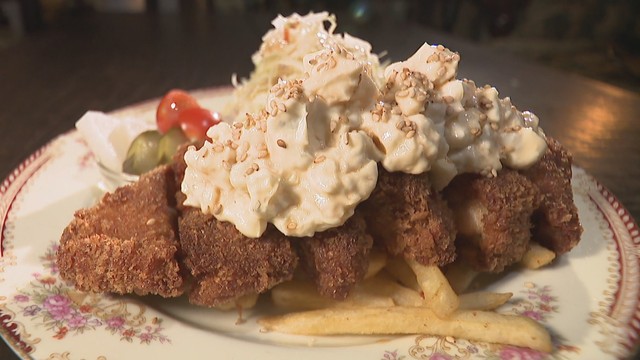チキンカツに山盛りタルタル　アンティークなカフェ自慢のランチ　外カリ中ふわフレンチトーストも　香川【ほっとマルシェ】