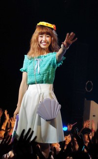 ファンに手を振る舟山久美子＝2014年