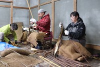 支援者らとコウゾの皮をむく良子さんの母（右端）ら