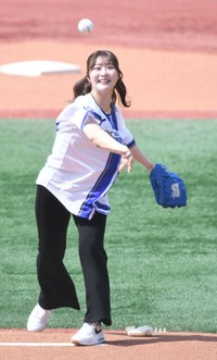 始球式を行う都玲華